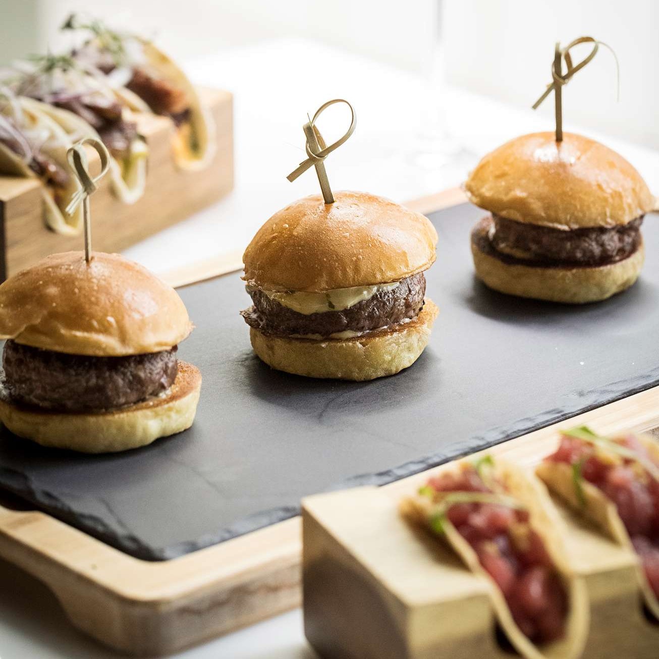 kobe tostadas mini burger tuna tacos beefbar gordes airelles