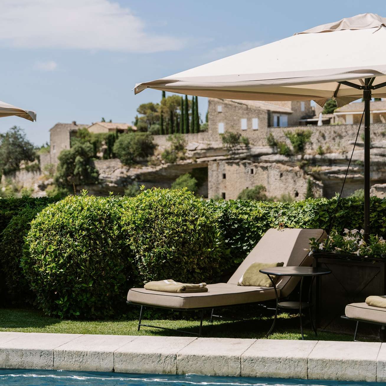 piscine airelles beefbar hotel gordes france provence