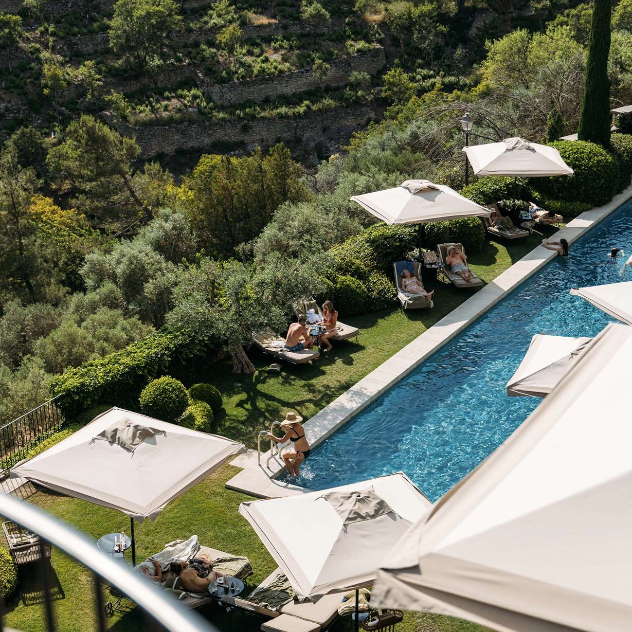 piscine airelles beefbar hotel gordes france restaurant