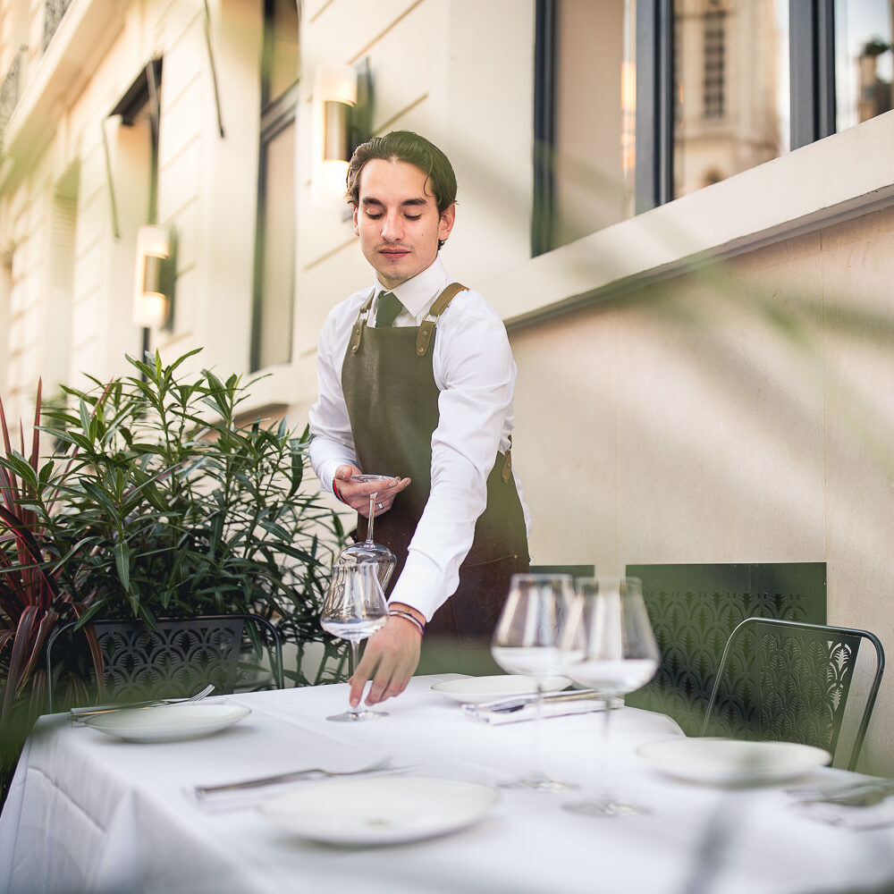 restaurant with terrace in paris